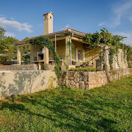 Romantic With Pool, Beautiful Nature And The Sea View - By Traveler Tourist Agency Krk Id 2184 ヴィラ Linardići